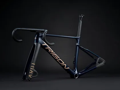 Trigon AR01 Aero-Blue 2026, Modrá