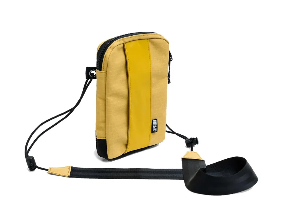 Capsuled Crossbody taška Pouch 0,5 l Ochre, Žltá/Červená